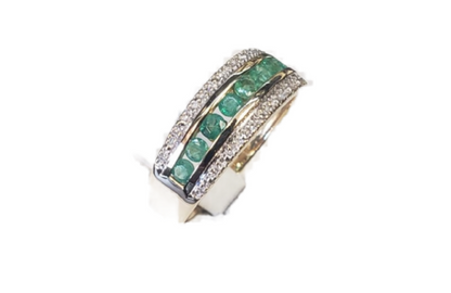 Nr1946 diamond and emerald ring