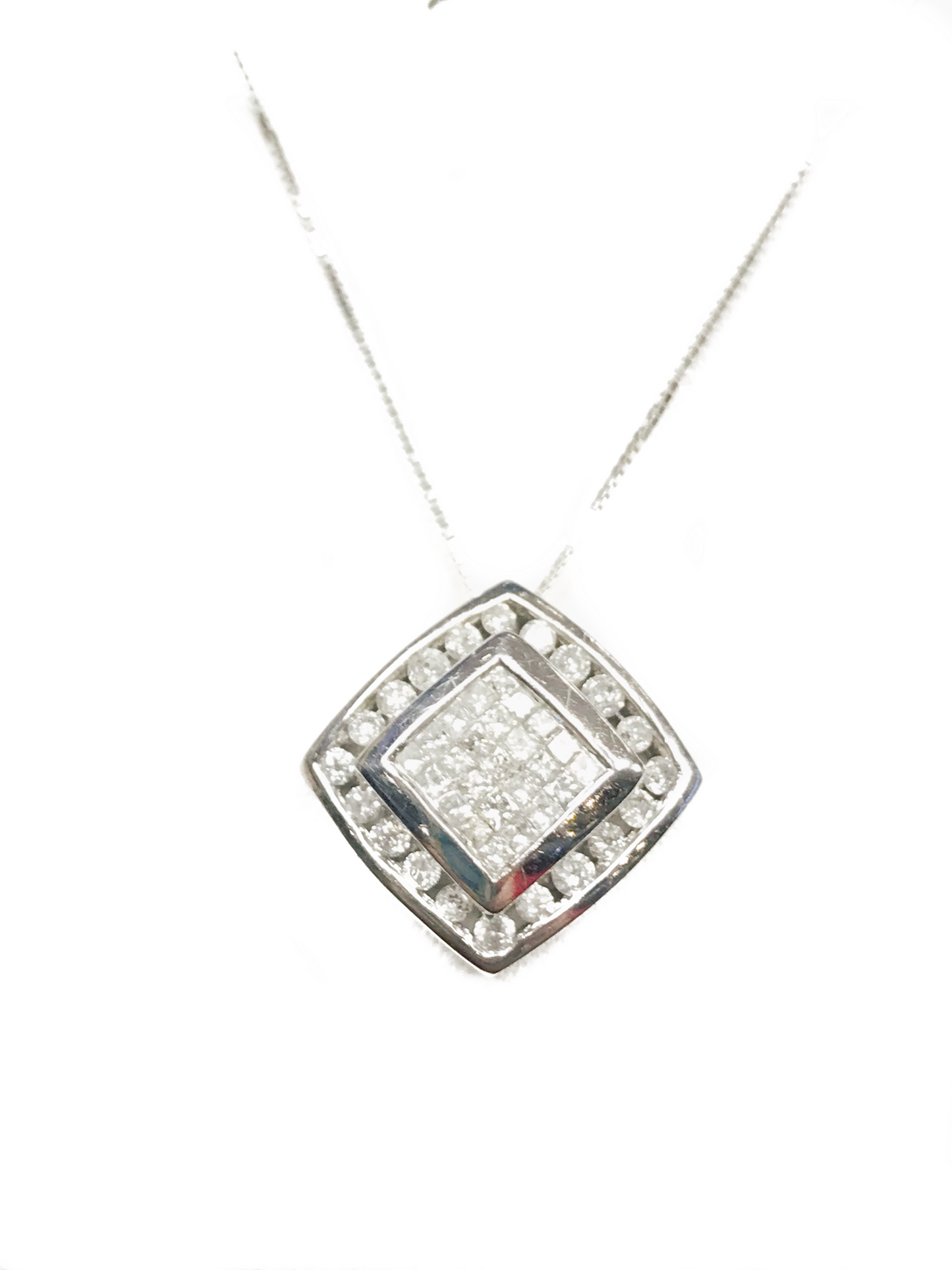 NR2061 White gold diamond pendant